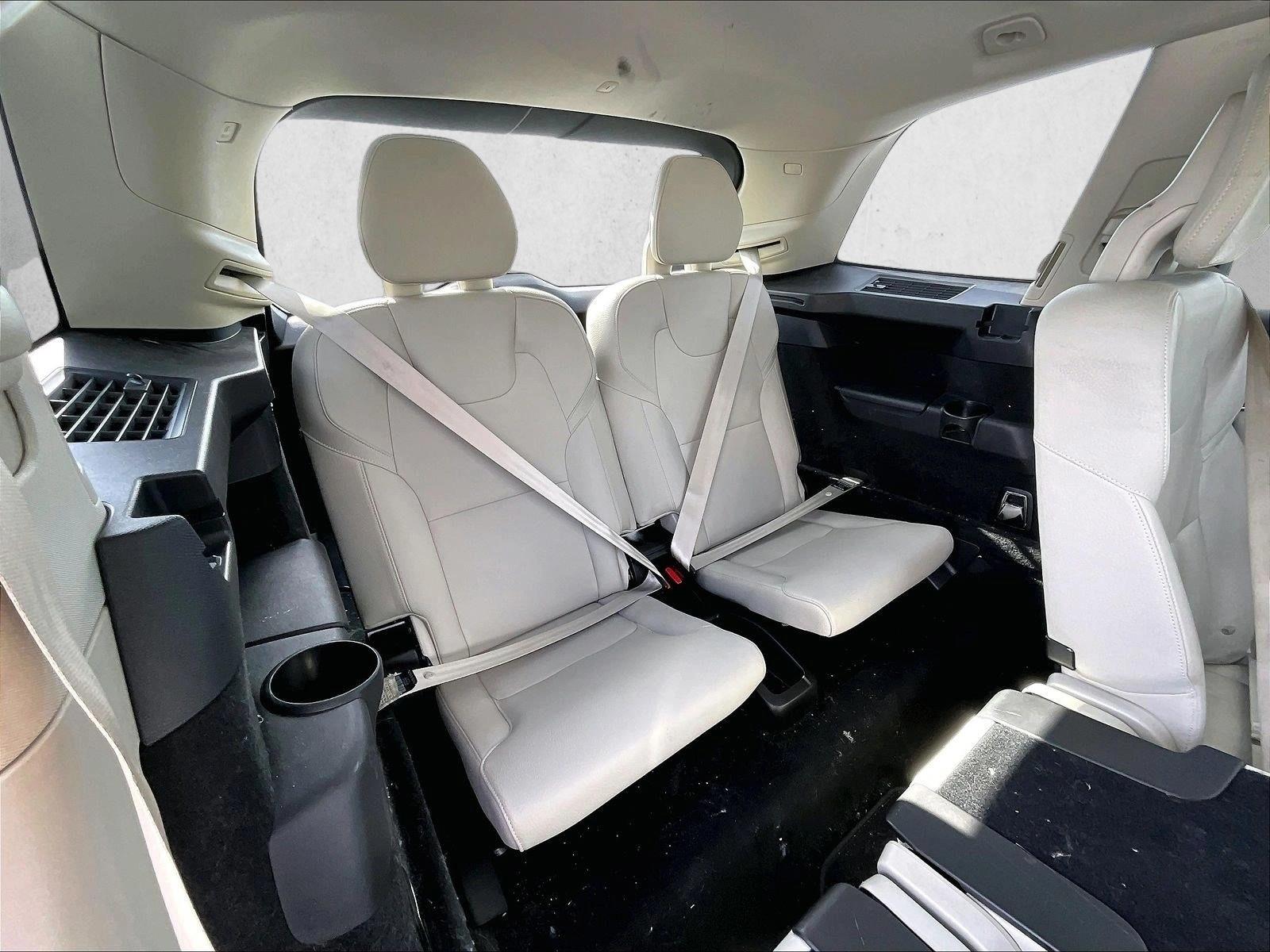 Used 2019 Onyx Black Metallic Volvo Momentum image 30