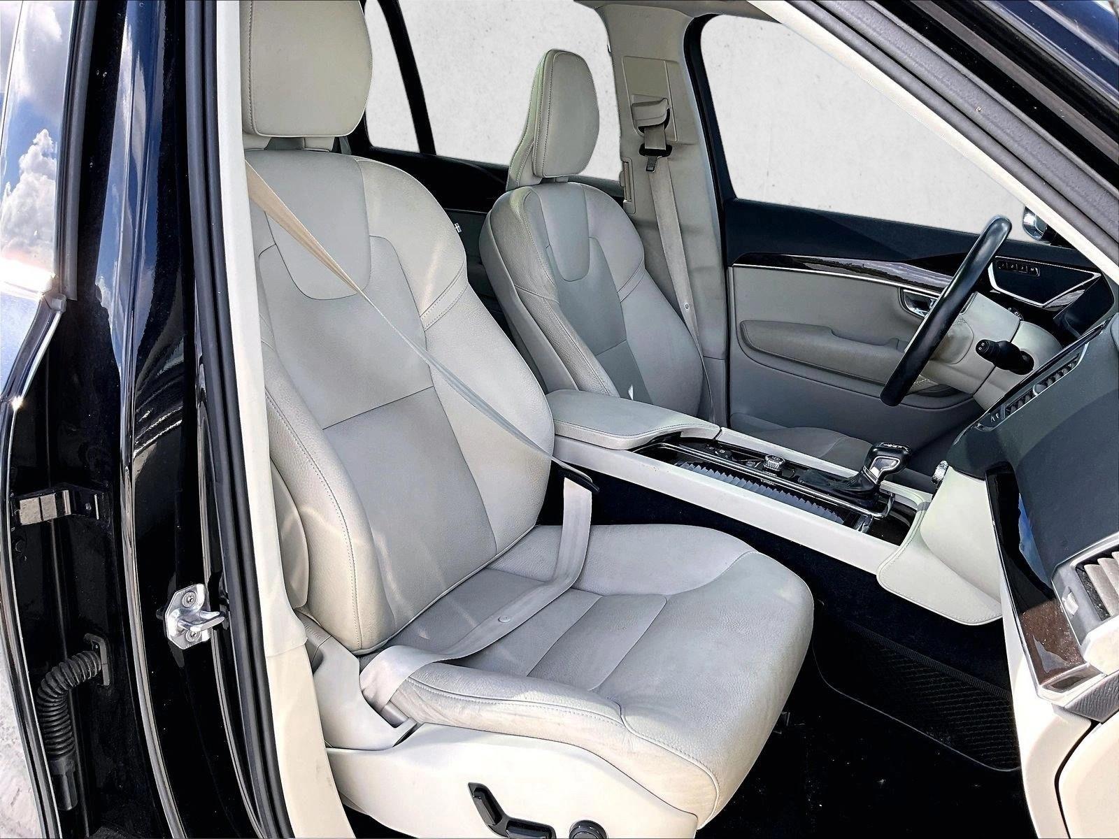 Used 2019 Onyx Black Metallic Volvo Momentum image 9