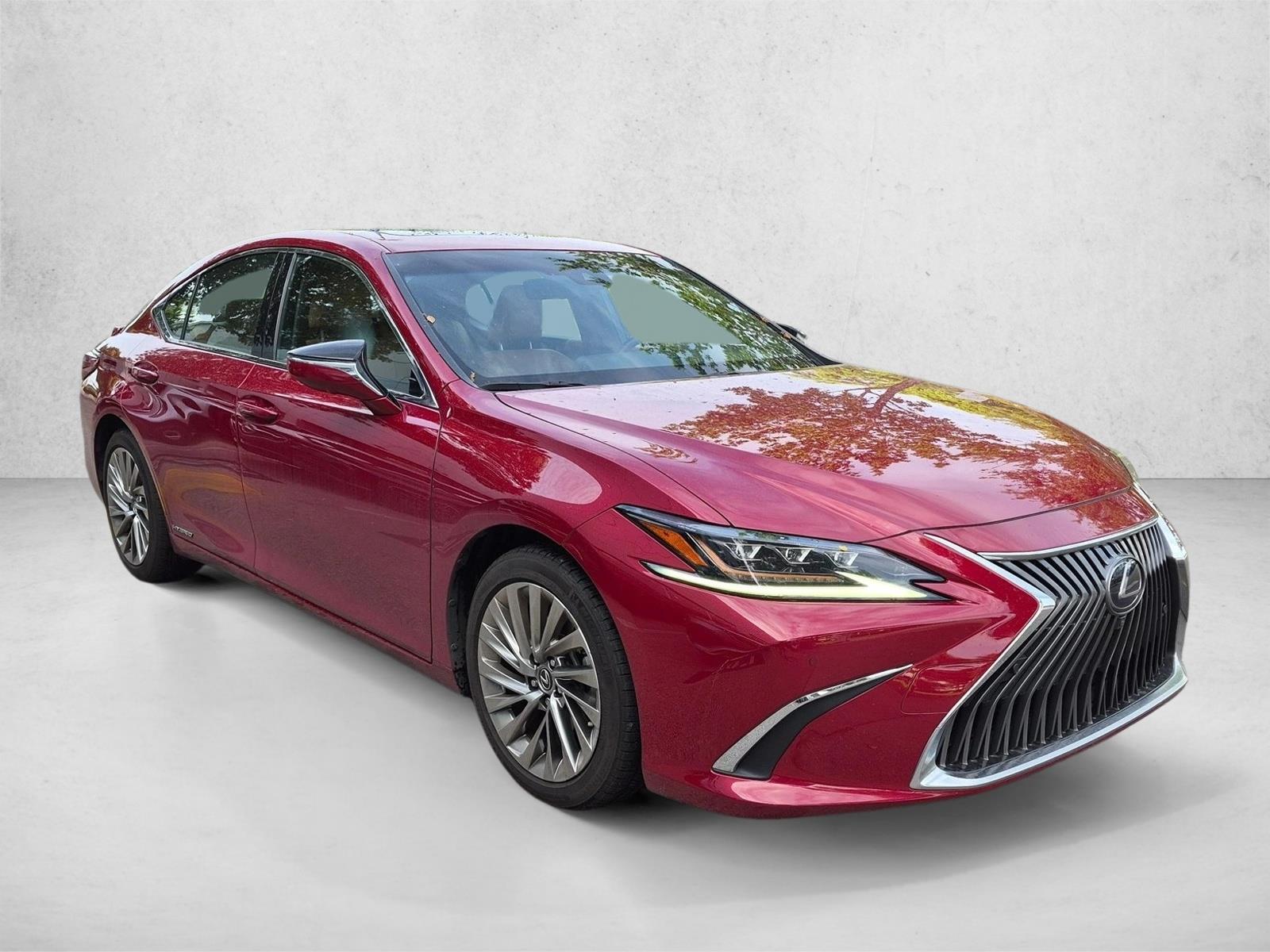Used 2019 Matador Red Mica Lexus ES 300h Luxury image 3