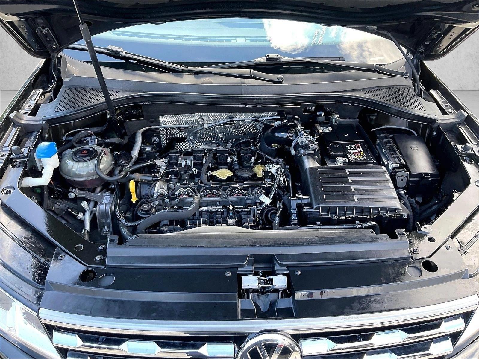 Used 2021 Deep Black Pearl Volkswagen SE image 11
