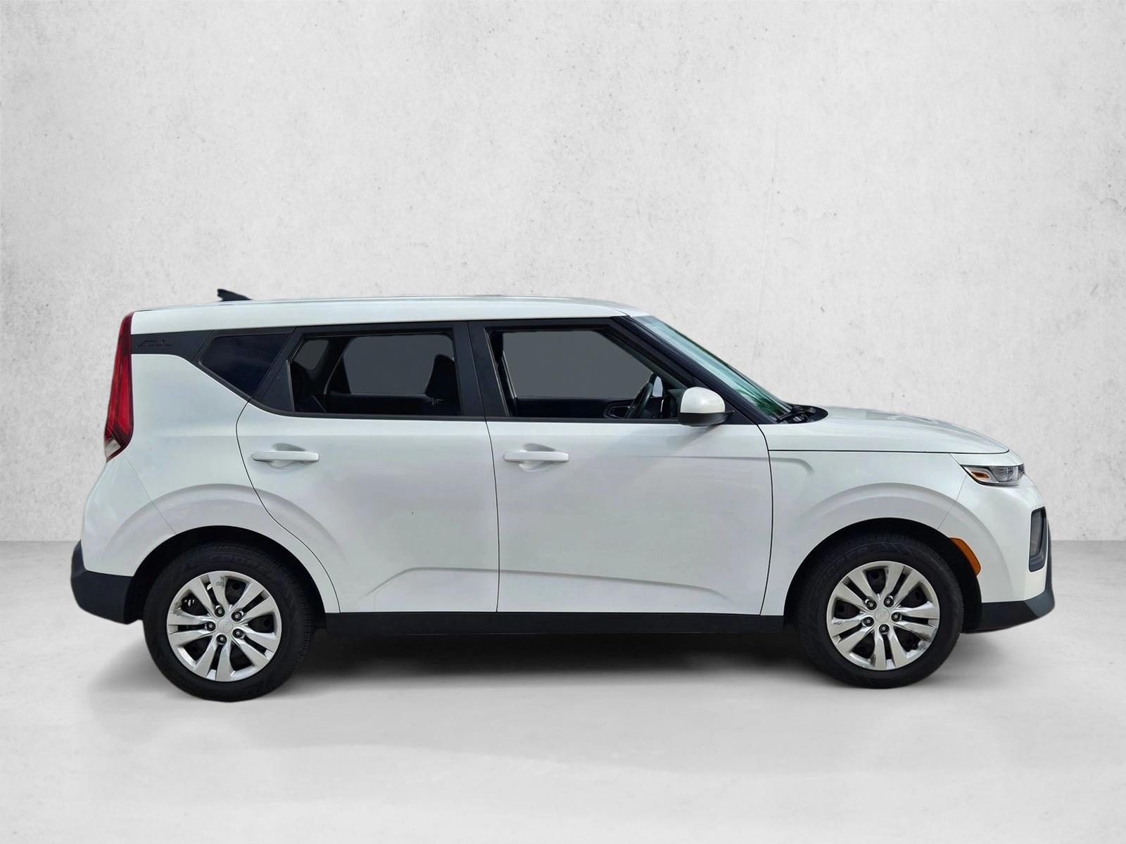 Used 2022 Snow White Pearl Kia LX image 4