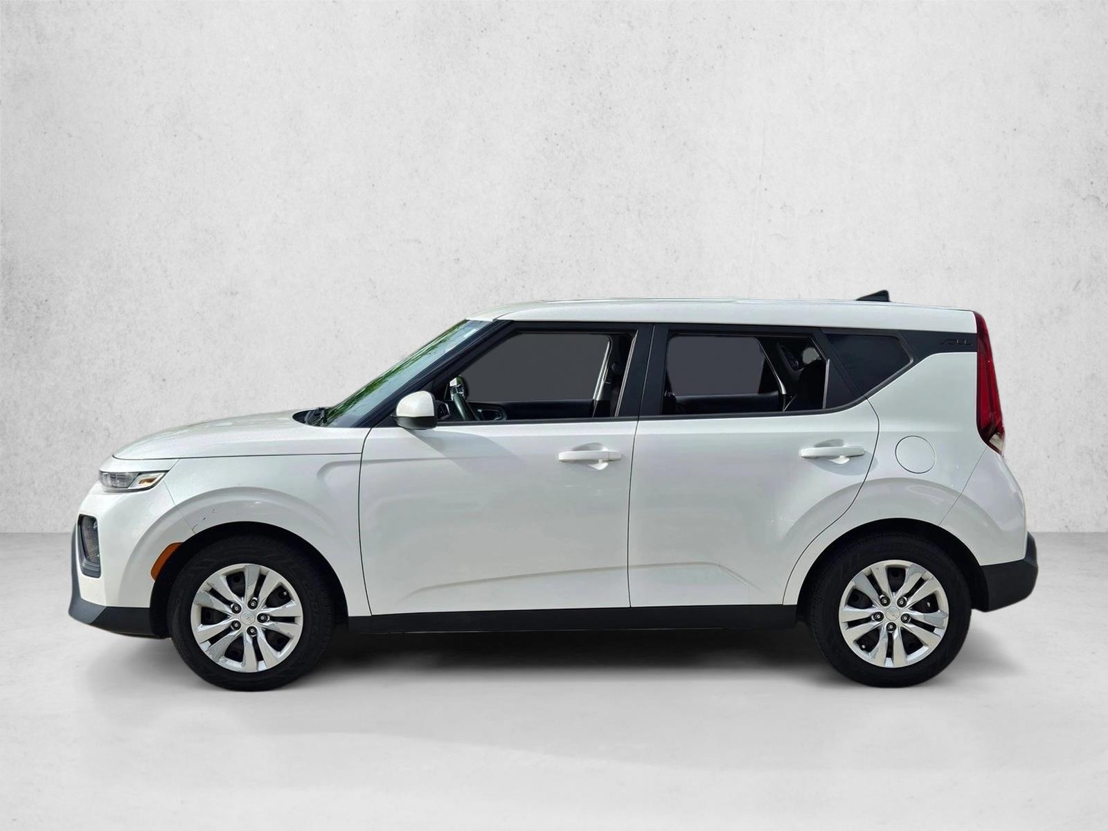 Used 2022 Snow White Pearl Kia LX image 8