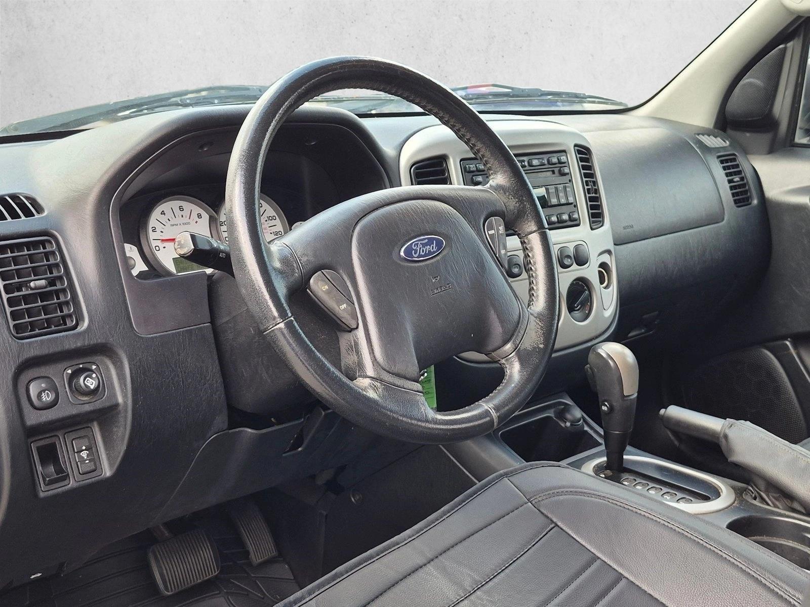 Used 2005 Black Ford Limited image 10
