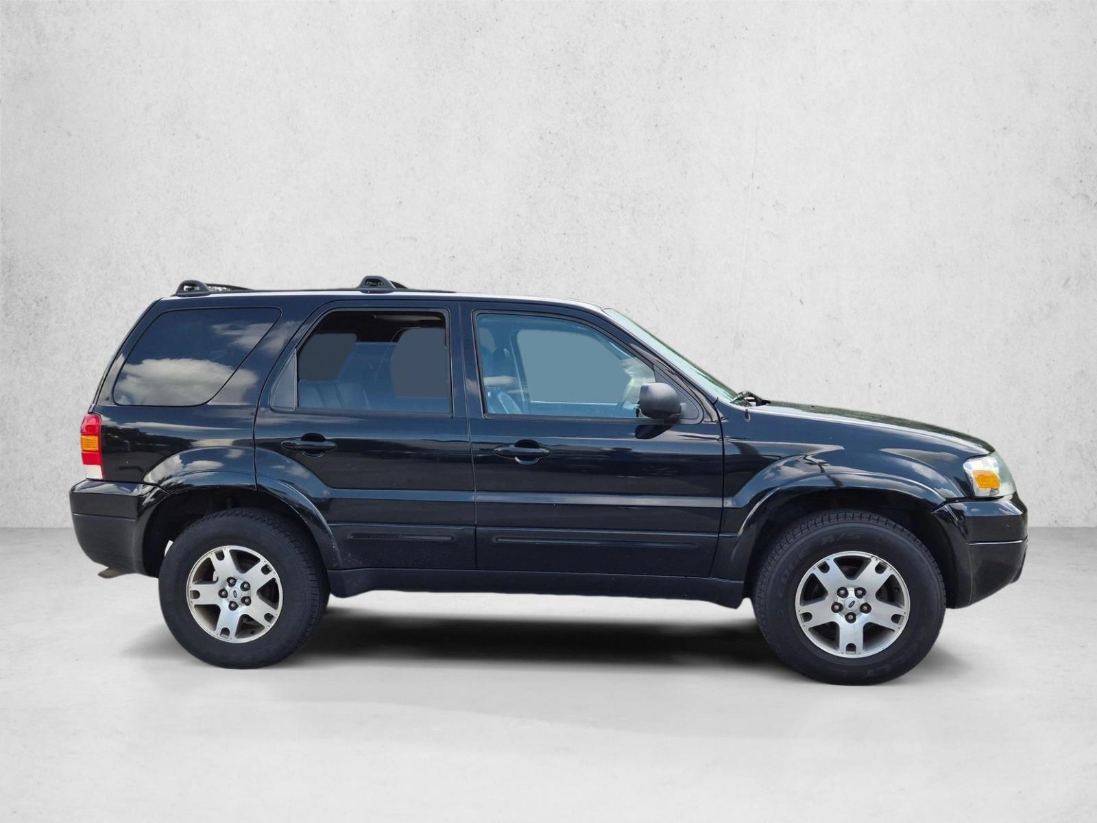 Used 2005 Black Ford Limited image 4