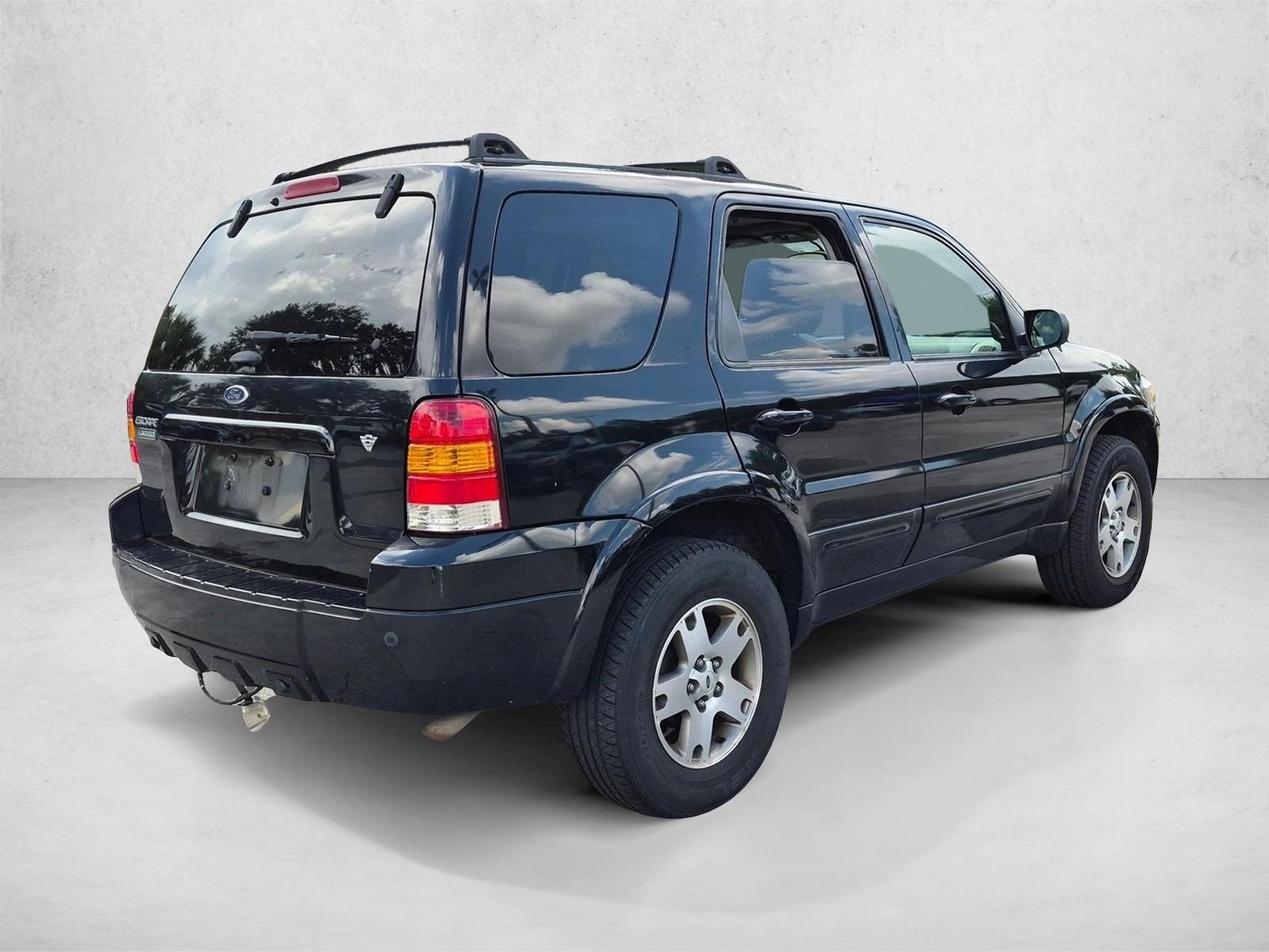 Used 2005 Black Ford Limited image 5