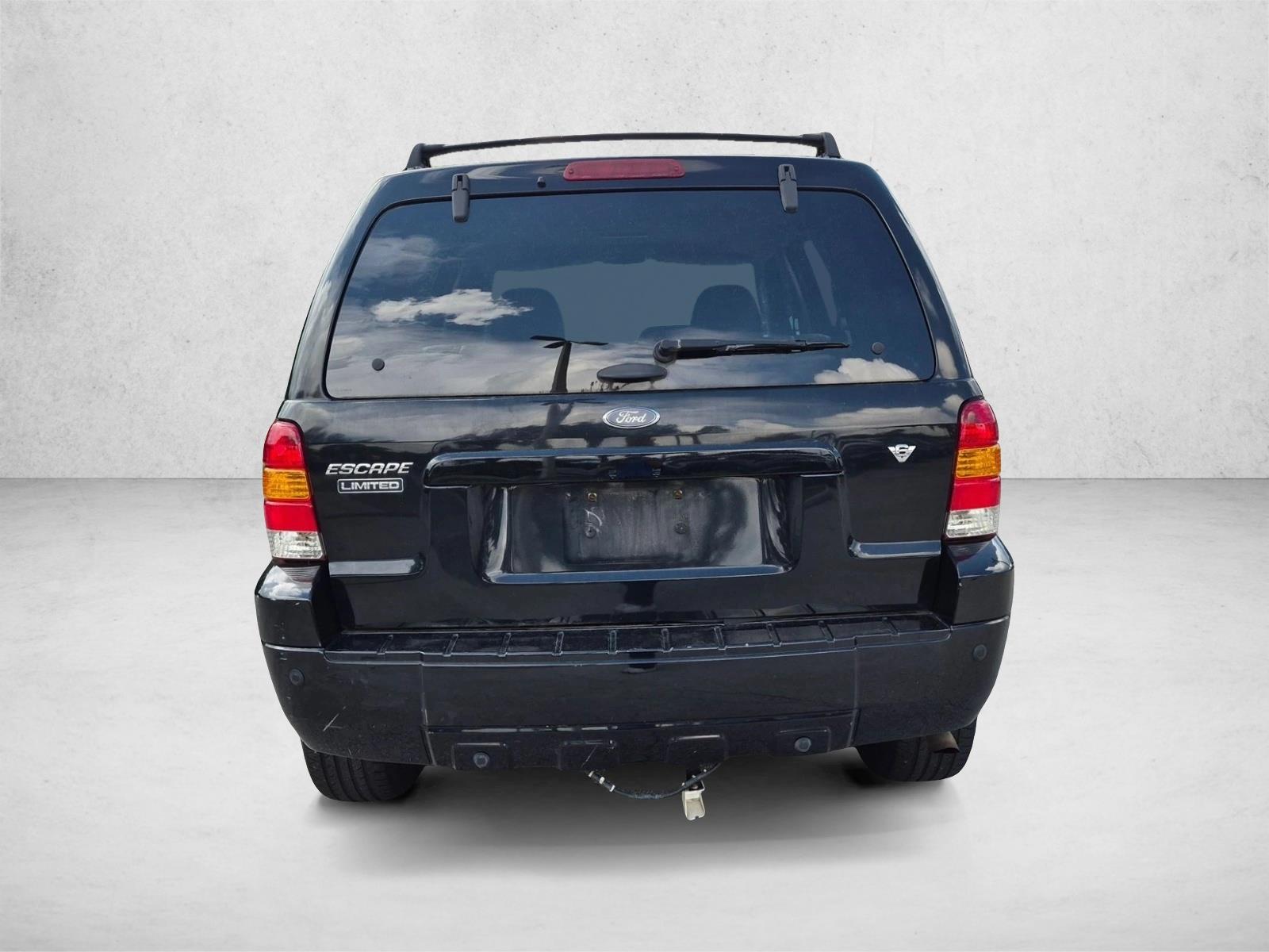 Used 2005 Black Ford Limited image 6
