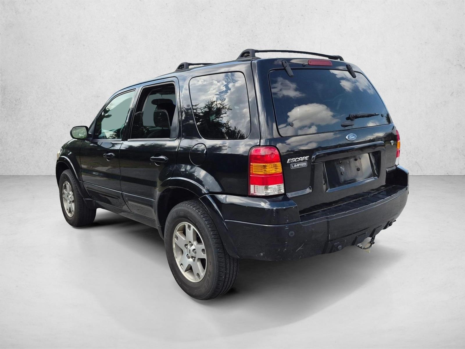 Used 2005 Black Ford Limited image 7