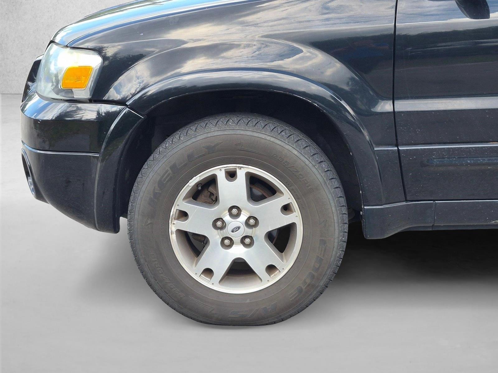 Used 2005 Black Ford Limited image 9