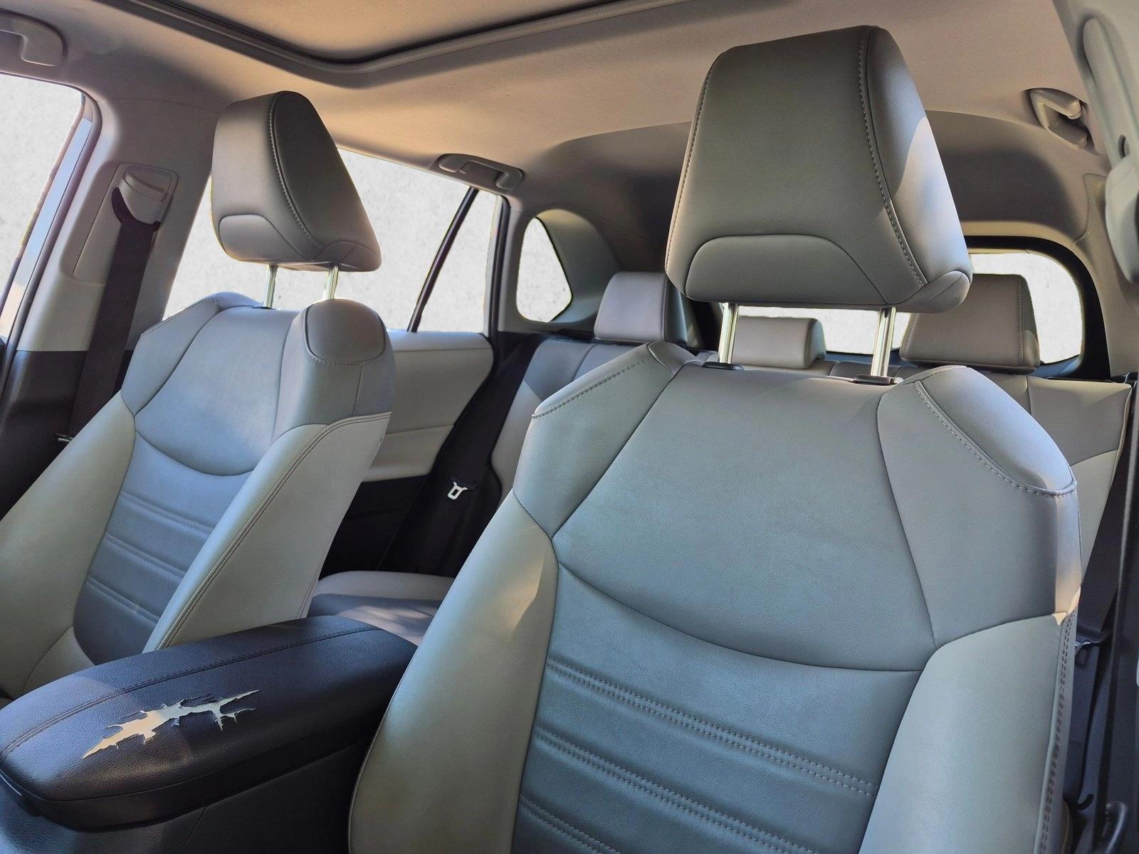 Used 2019 Super White Toyota XLE Premium image 13