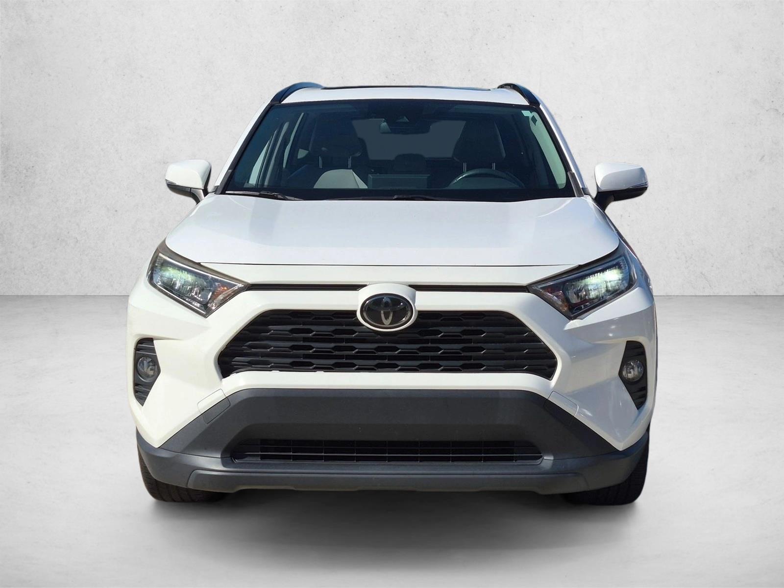 Used 2019 Super White Toyota XLE Premium image 2