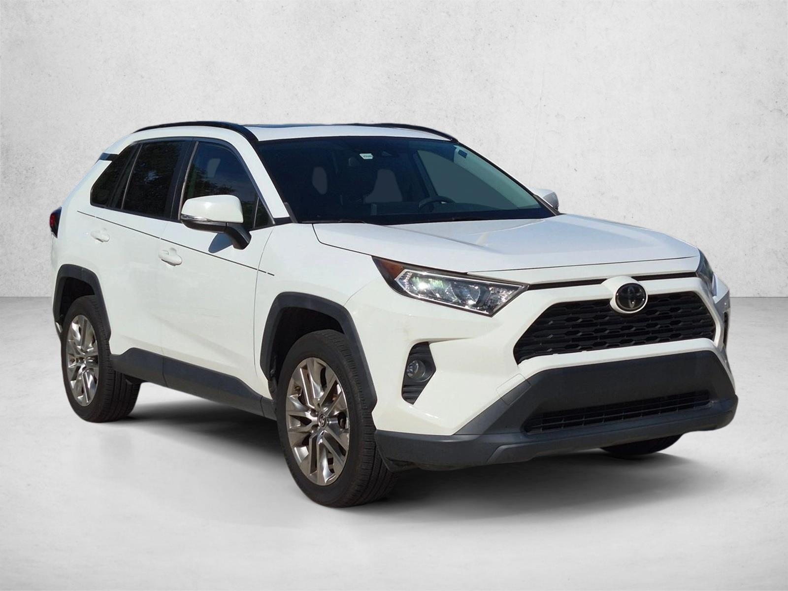 Used 2019 Super White Toyota XLE Premium image 3