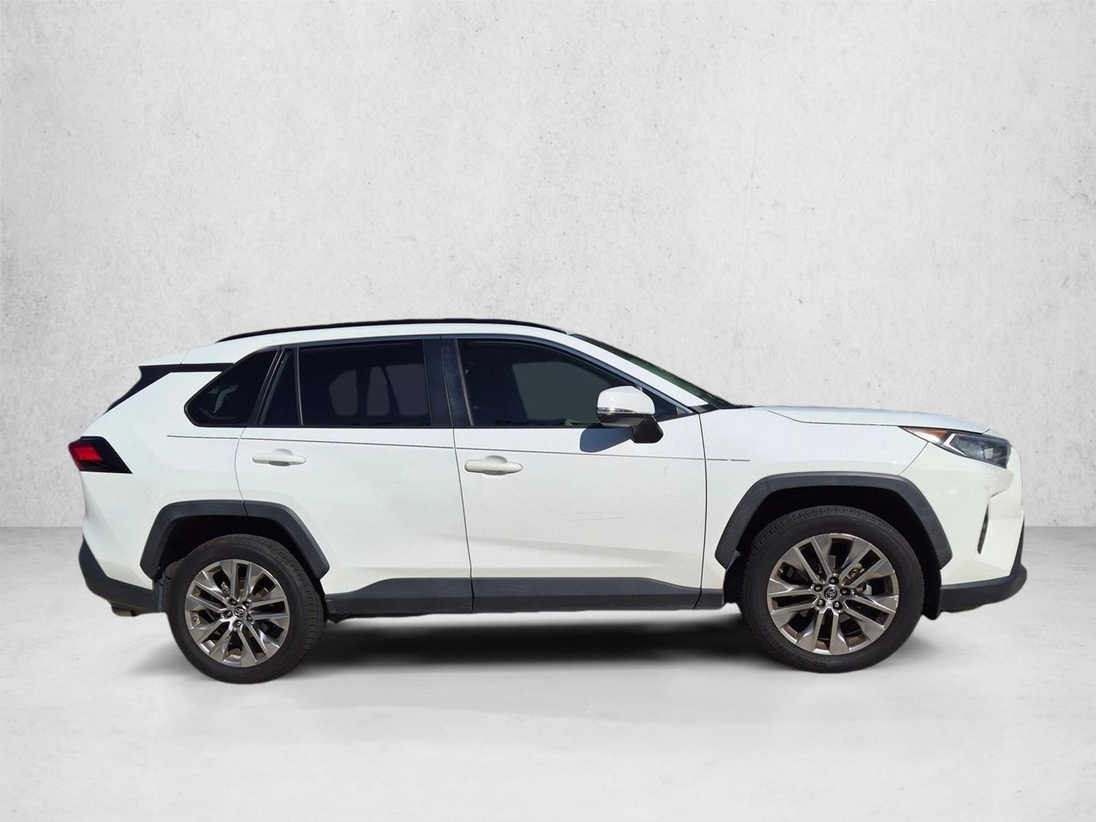 Used 2019 Super White Toyota XLE Premium image 4