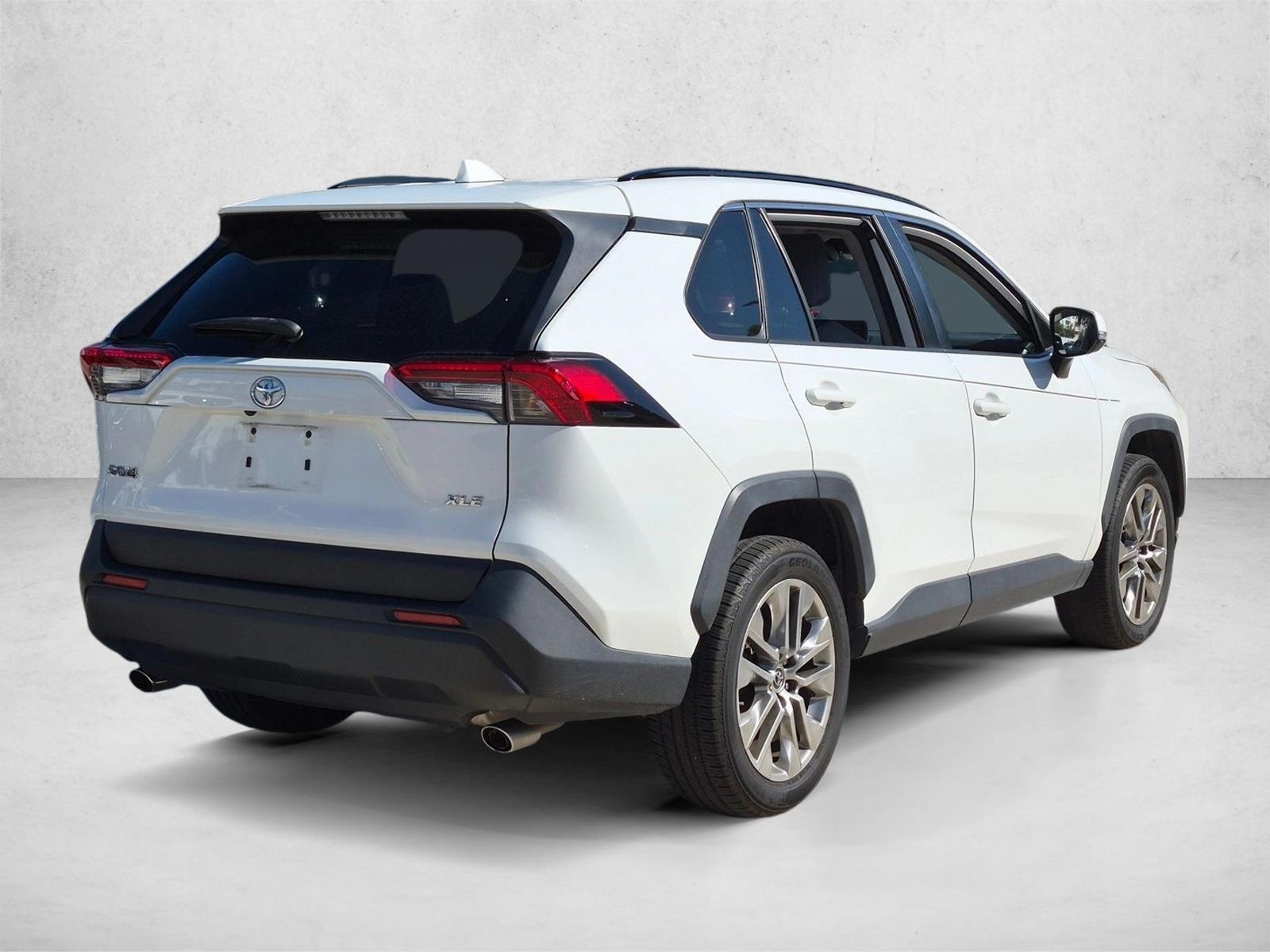 Used 2019 Super White Toyota XLE Premium image 5