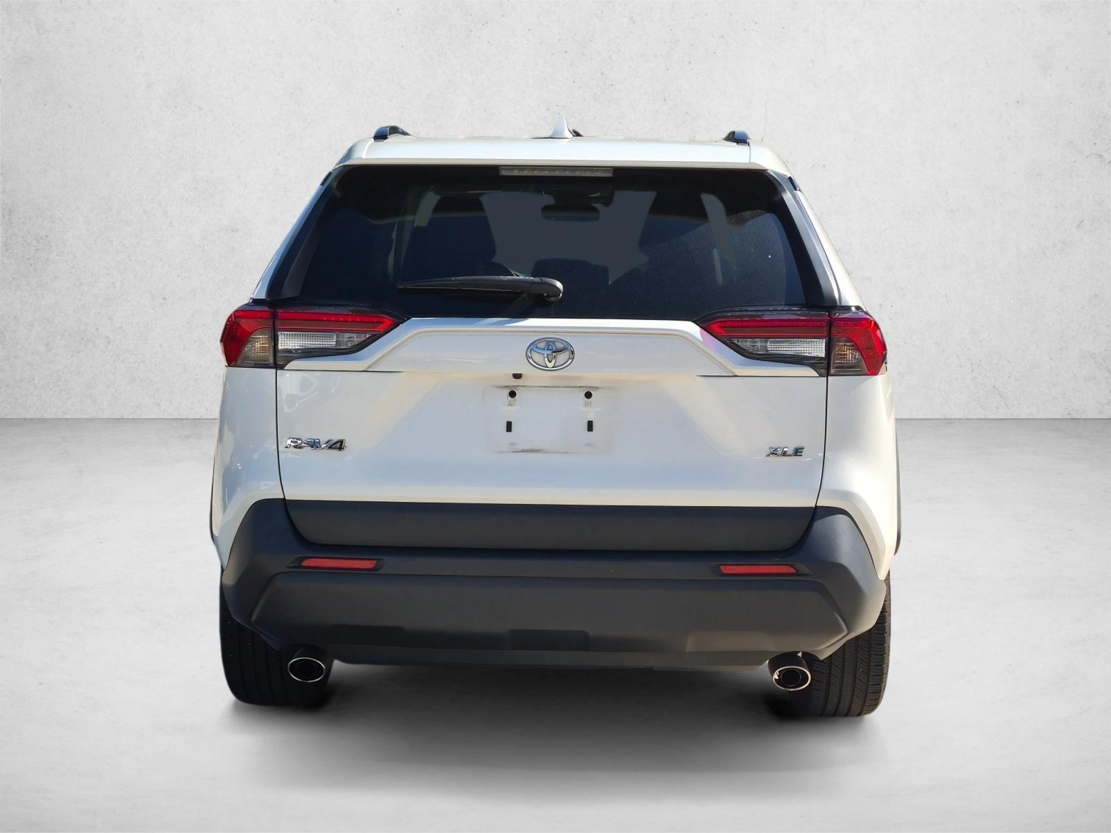 Used 2019 Super White Toyota XLE Premium image 6