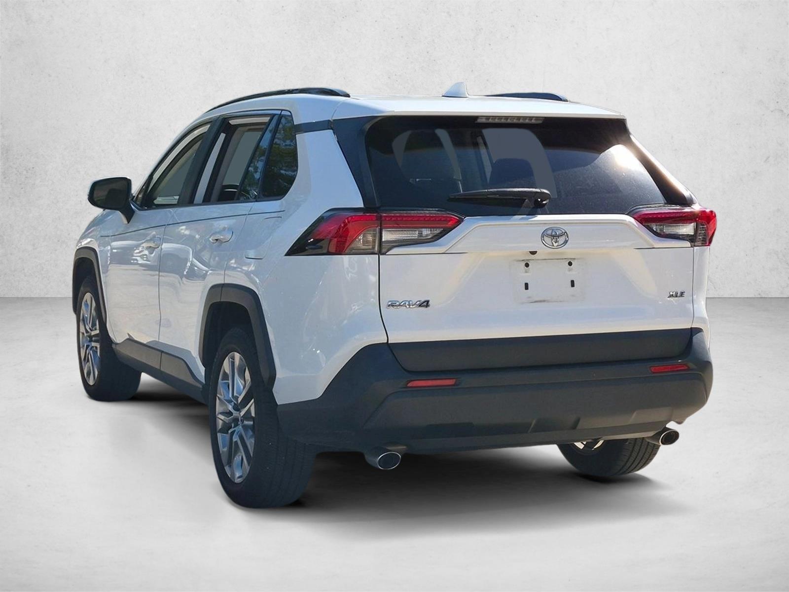 Used 2019 Super White Toyota XLE Premium image 7