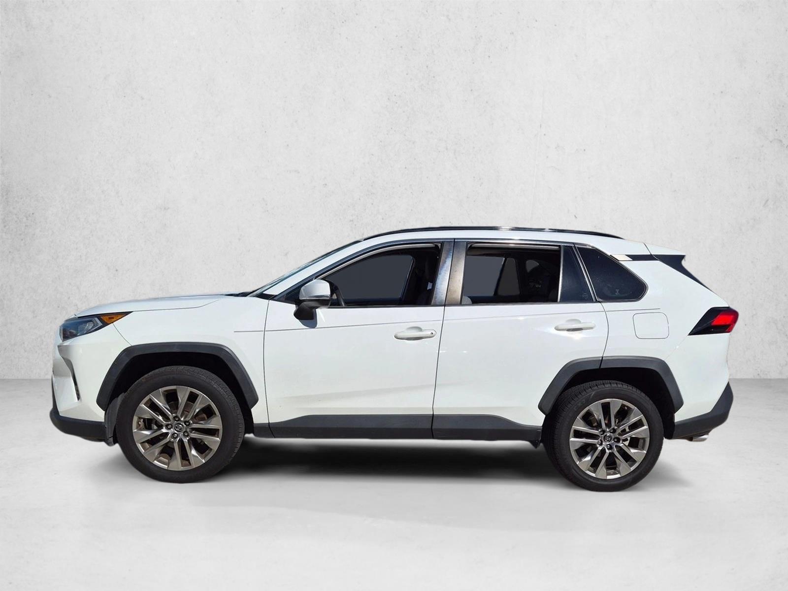 Used 2019 Super White Toyota XLE Premium image 8