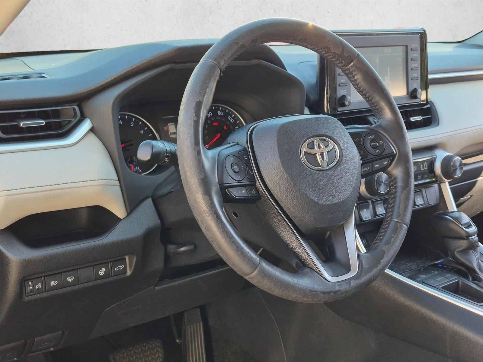 Used 2019 Super White Toyota XLE Premium image 9