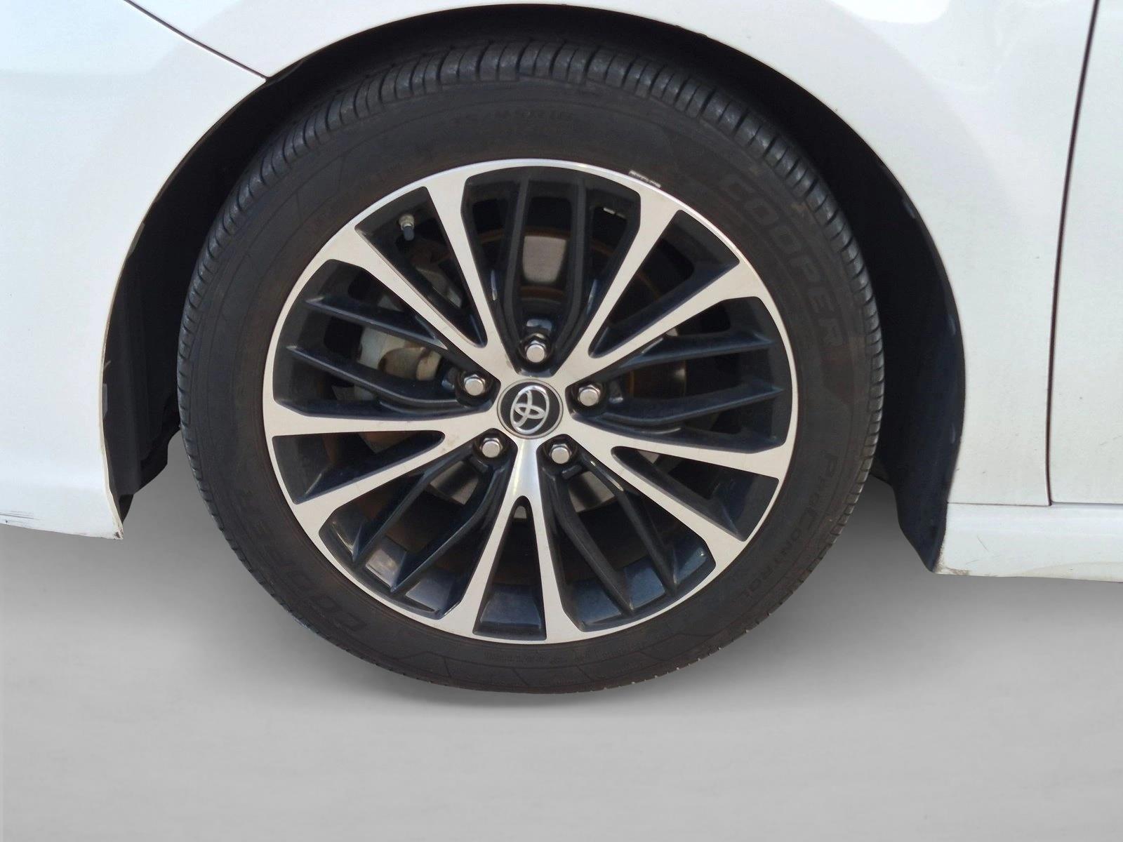 Used 2018 Super White Toyota Hybrid SE image 6