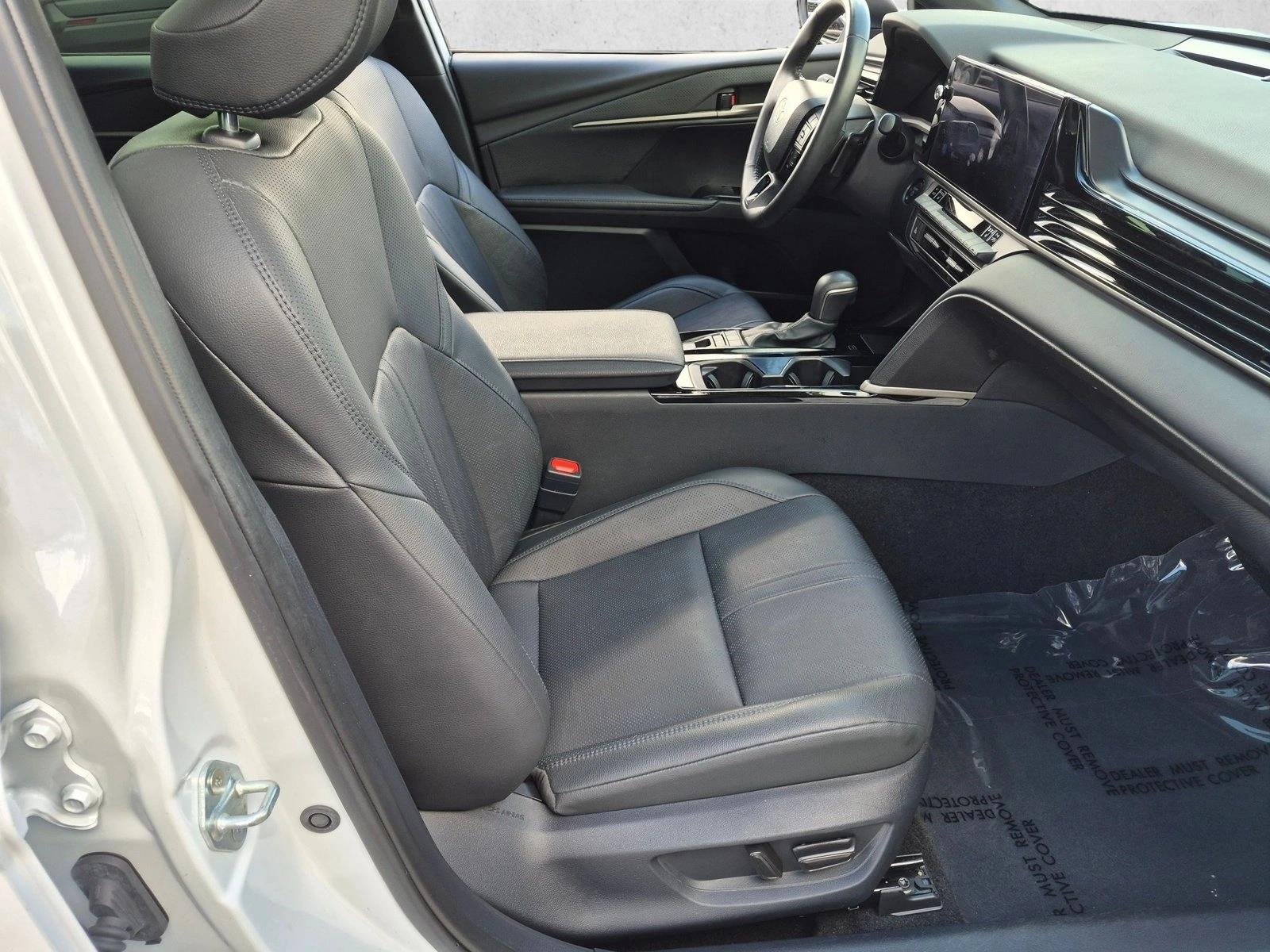 Used 2025 Wind Chill Pearl Toyota XSE image 20