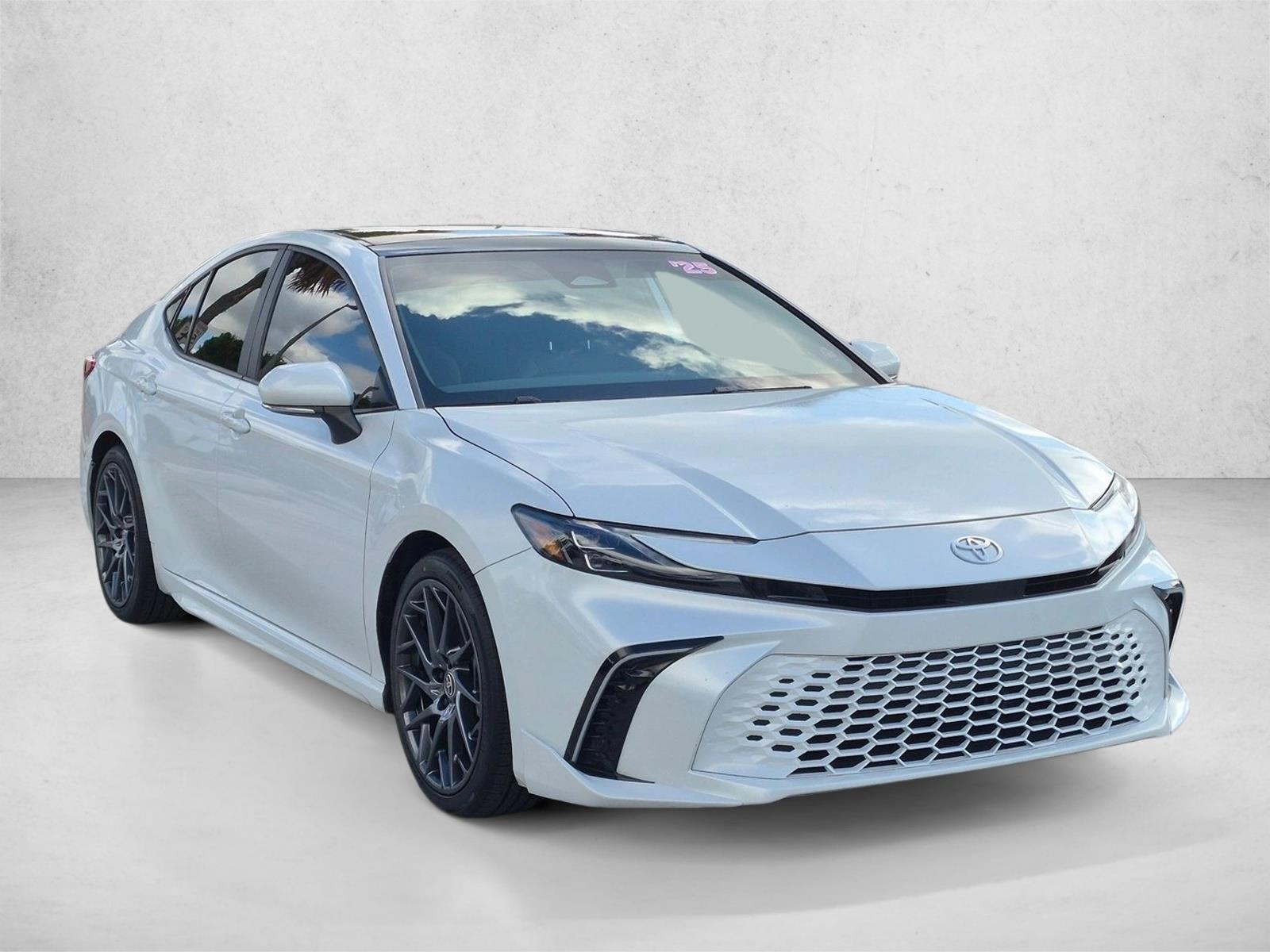 Used 2025 Wind Chill Pearl Toyota XSE image 3