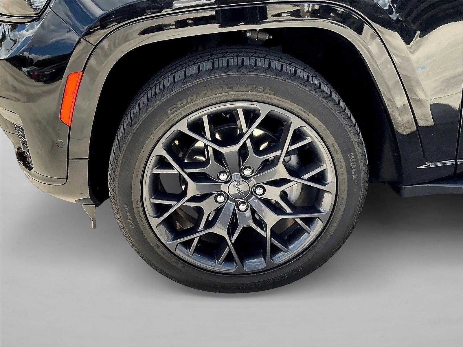 Used 2023 Diamond Black Crystal Pearlcoat Jeep Summit image 8