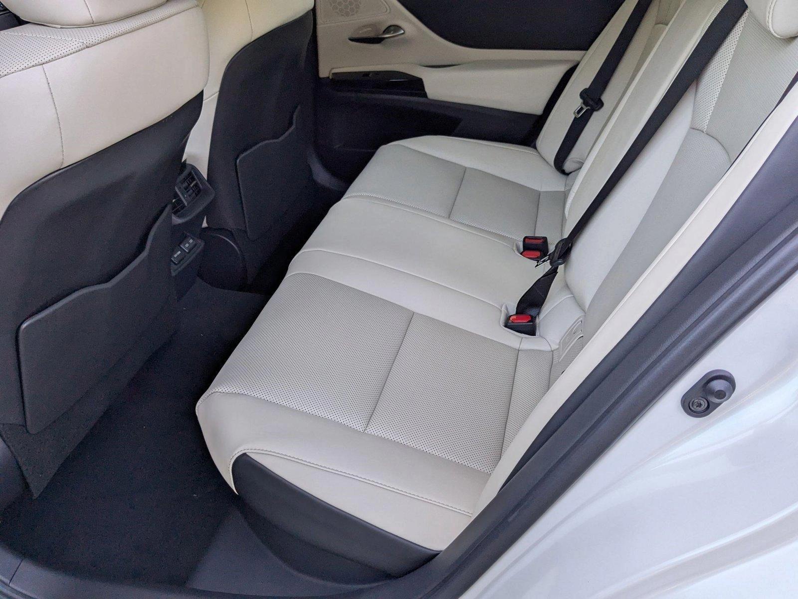 2025 Lexus ES 300h photo 14
