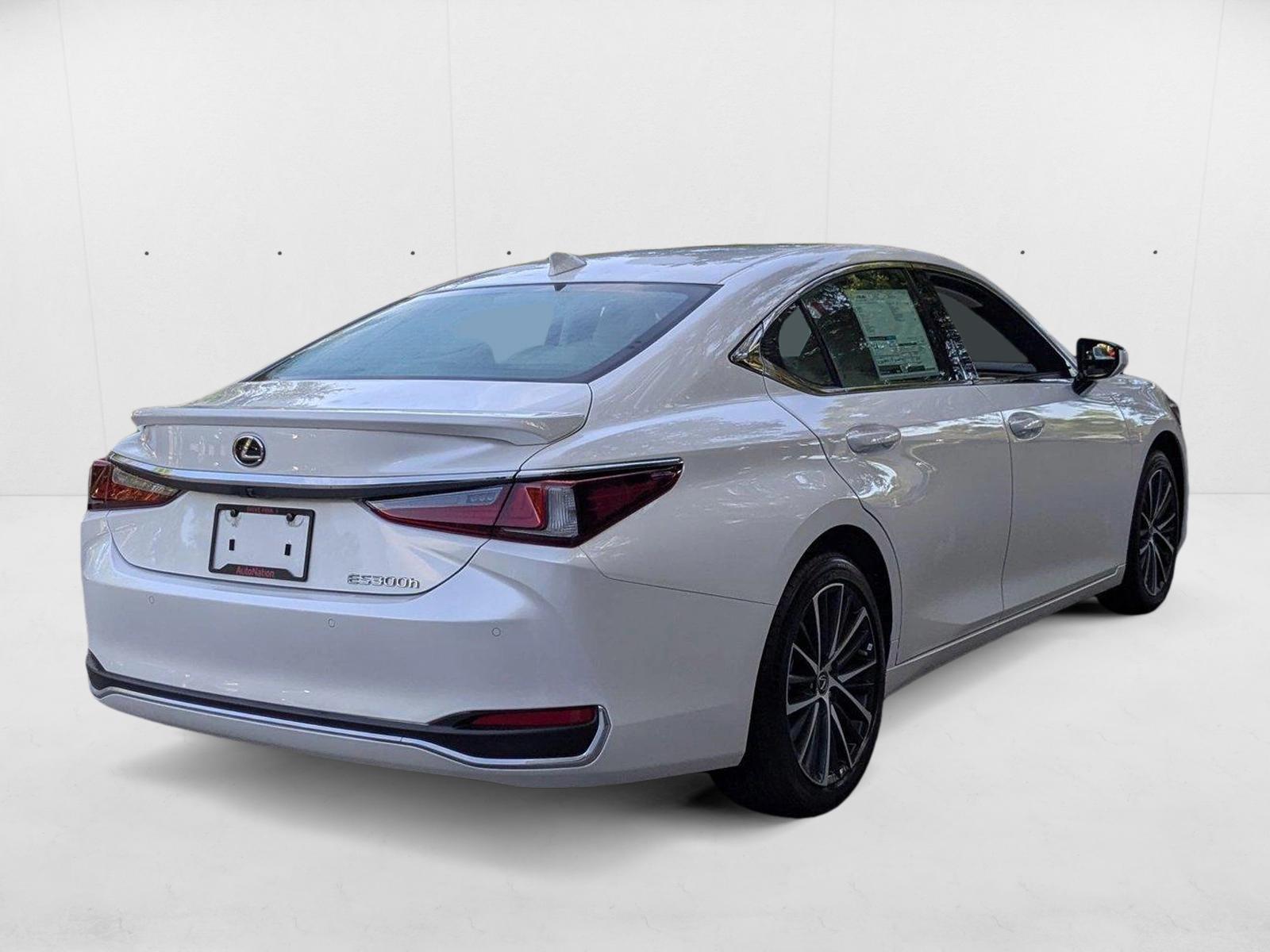 2025 Lexus ES 300h photo 2