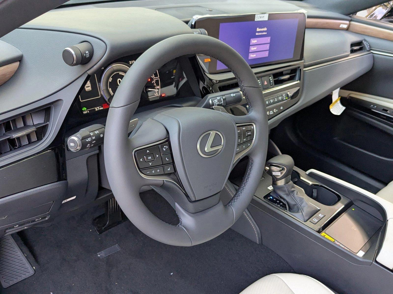 2025 Lexus ES 300h photo 3