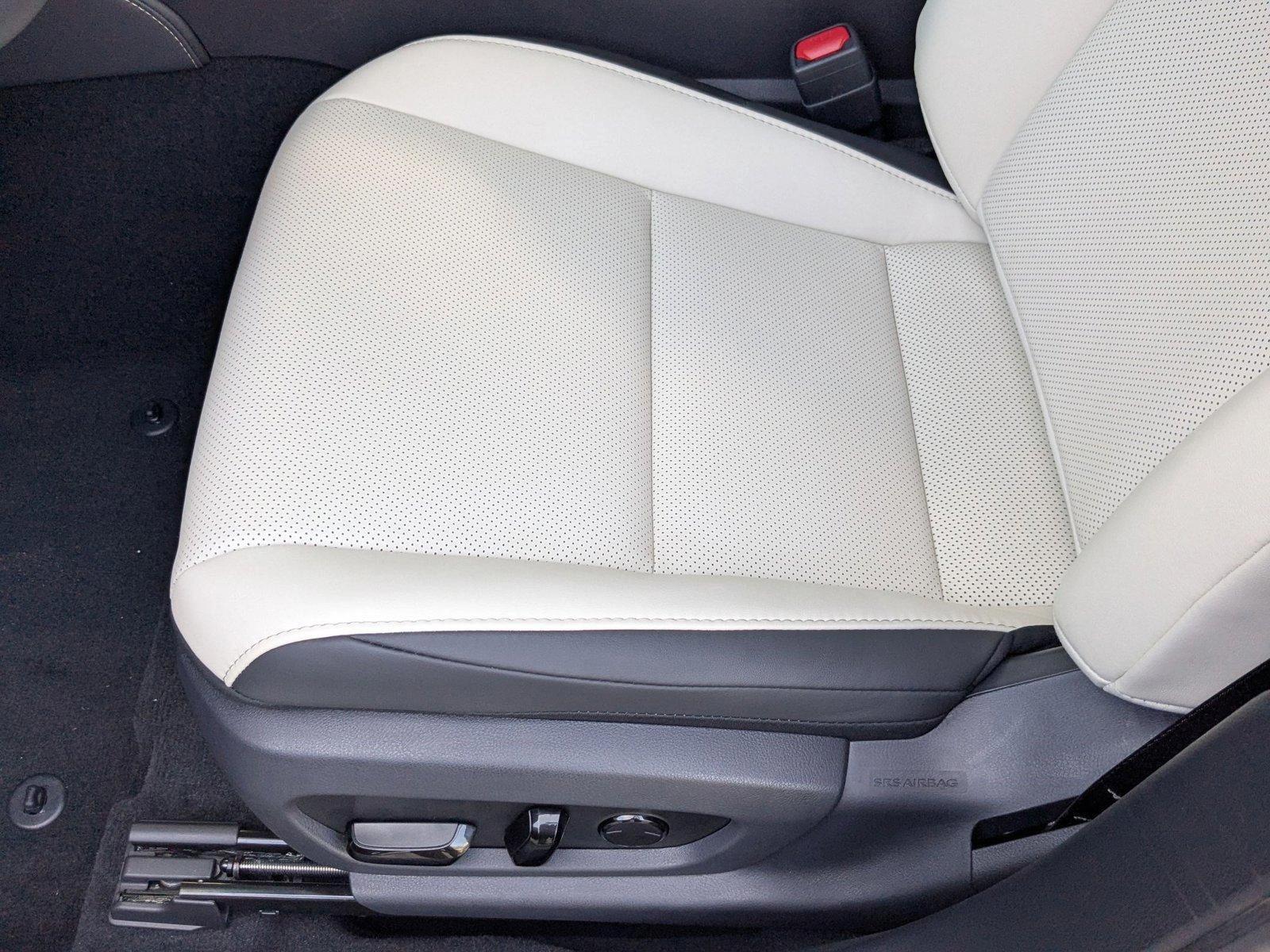 2025 Lexus ES 300h photo 4