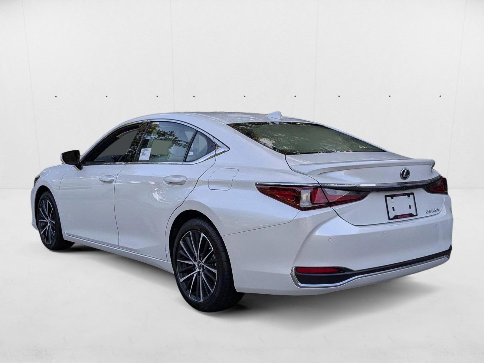 2025 Lexus ES 300h photo 8