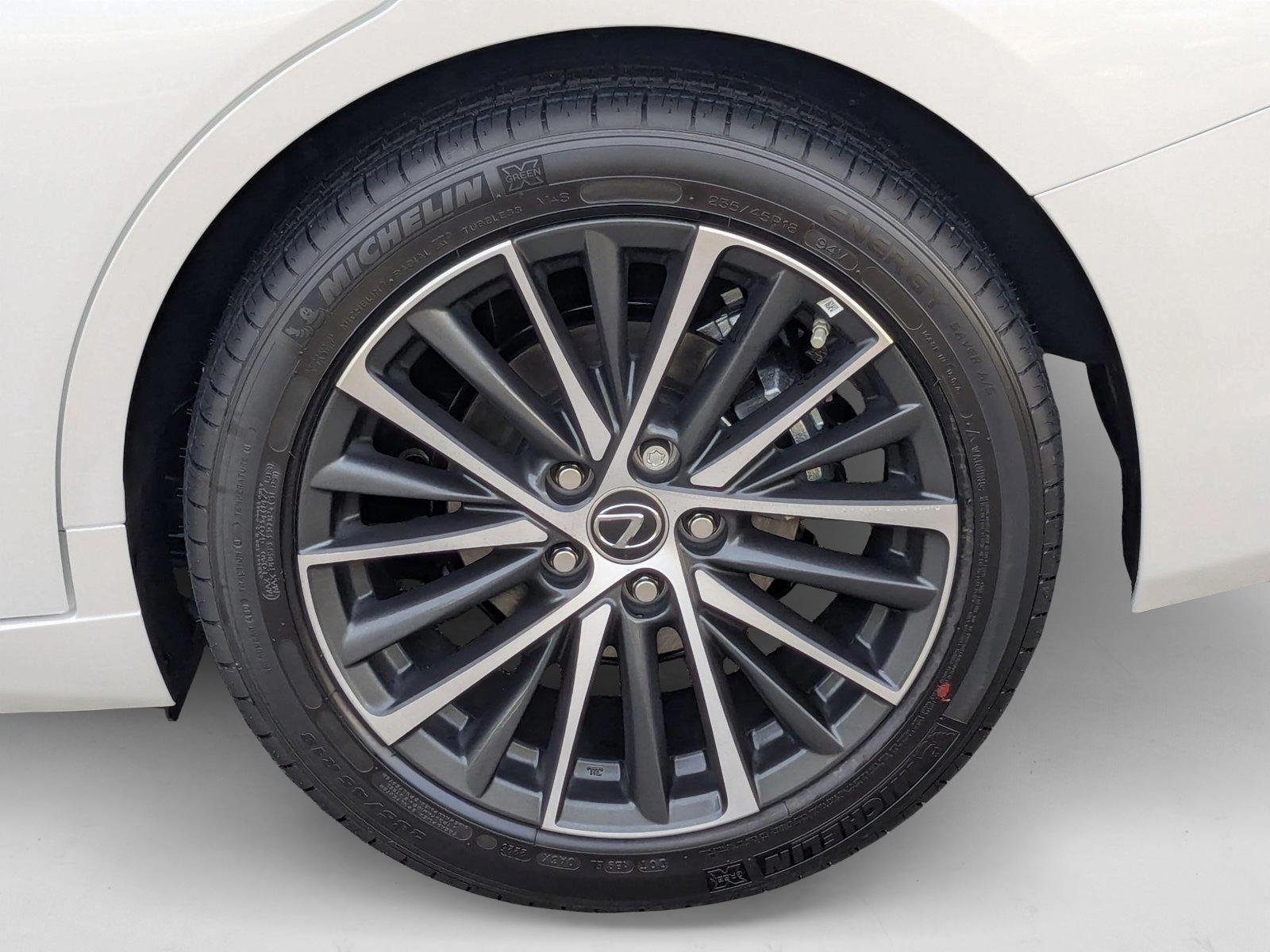 2025 Lexus ES 300h photo 9