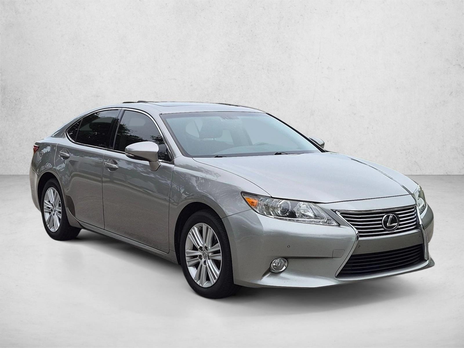 Used 2015 Atomic Silver Lexus  image 3