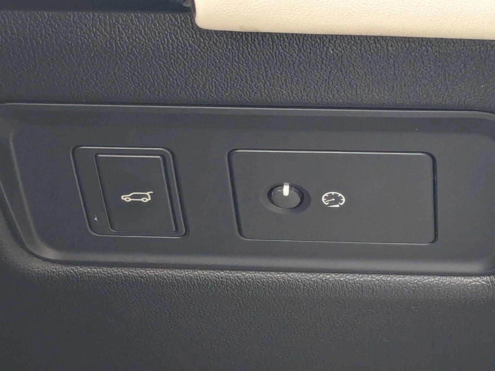 Used 2019 Fuji White Land Rover Dynamic image 16