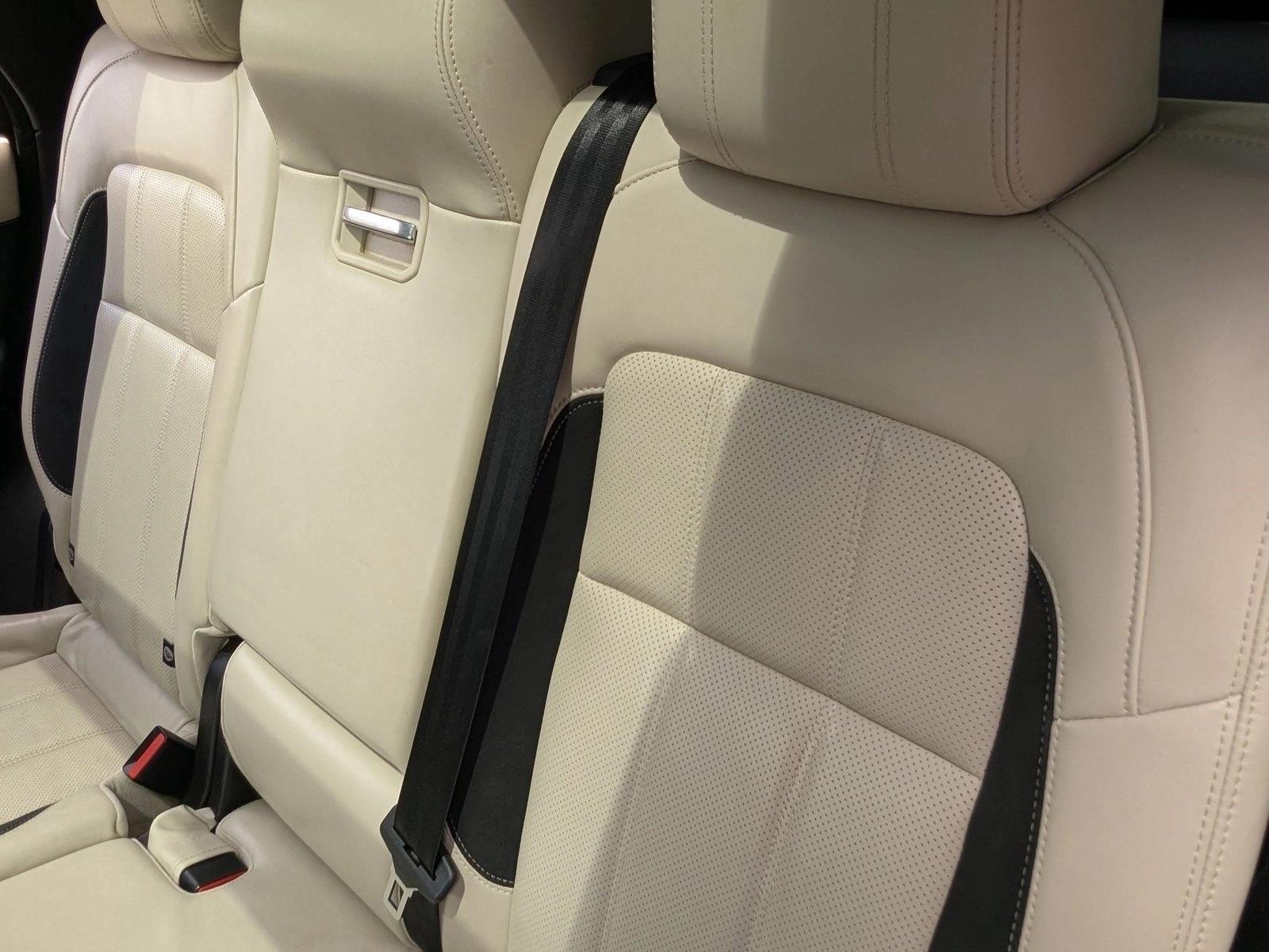 Used 2019 Fuji White Land Rover Dynamic image 18