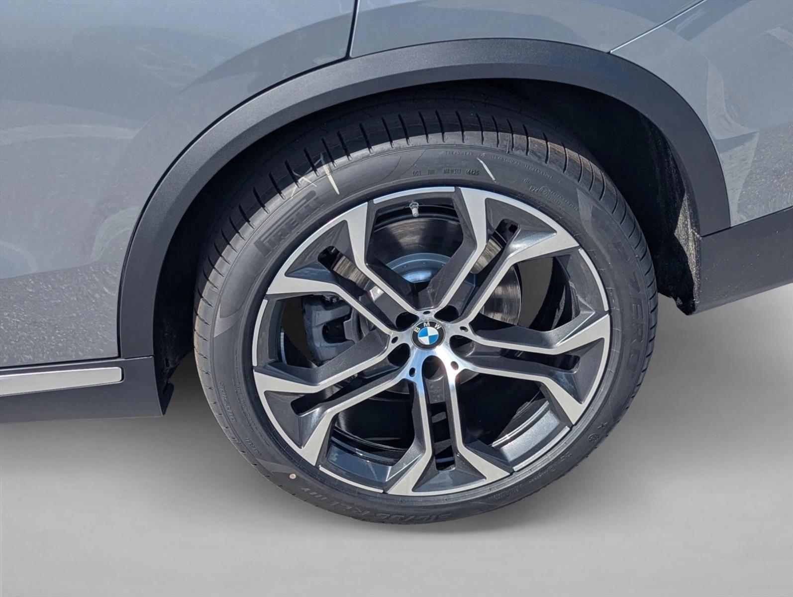 Used 2026 Skyscraper Grey Metallic BMW sDrive40i image 9