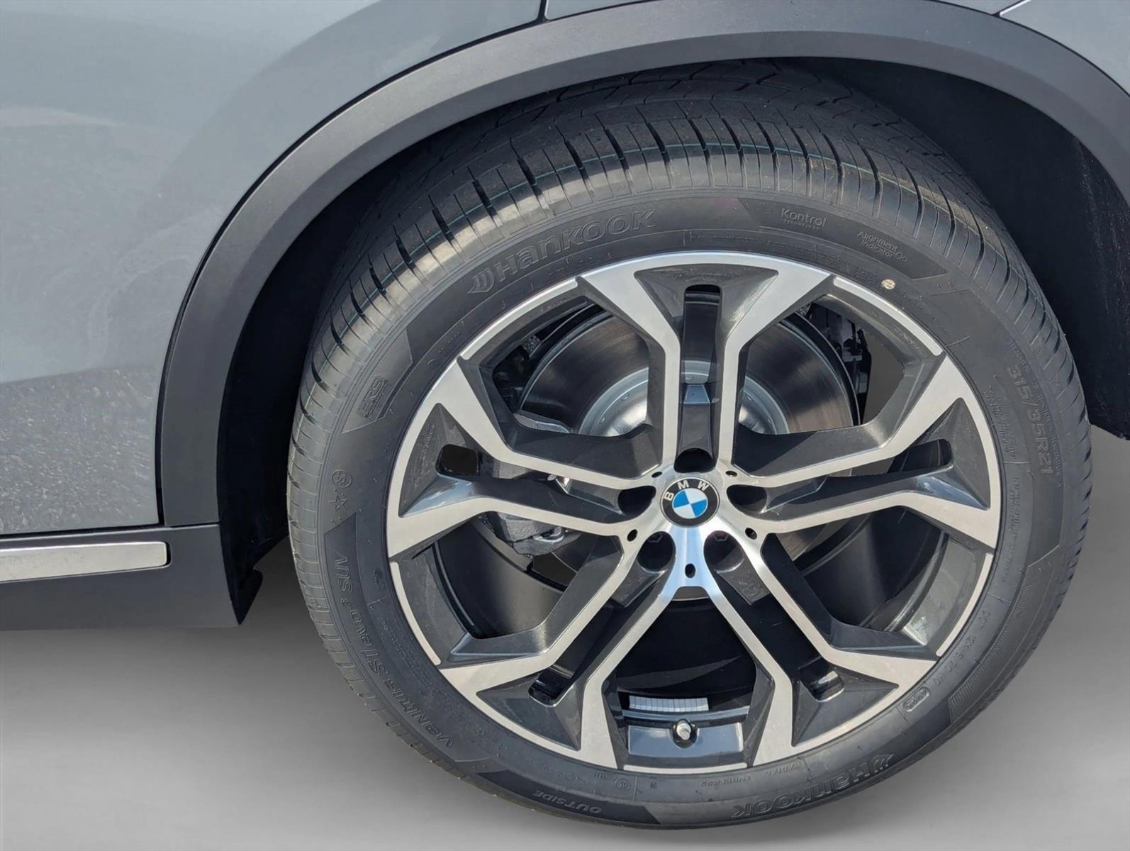 Used 2026 Skyscraper Grey Metallic BMW sDrive40i image 9