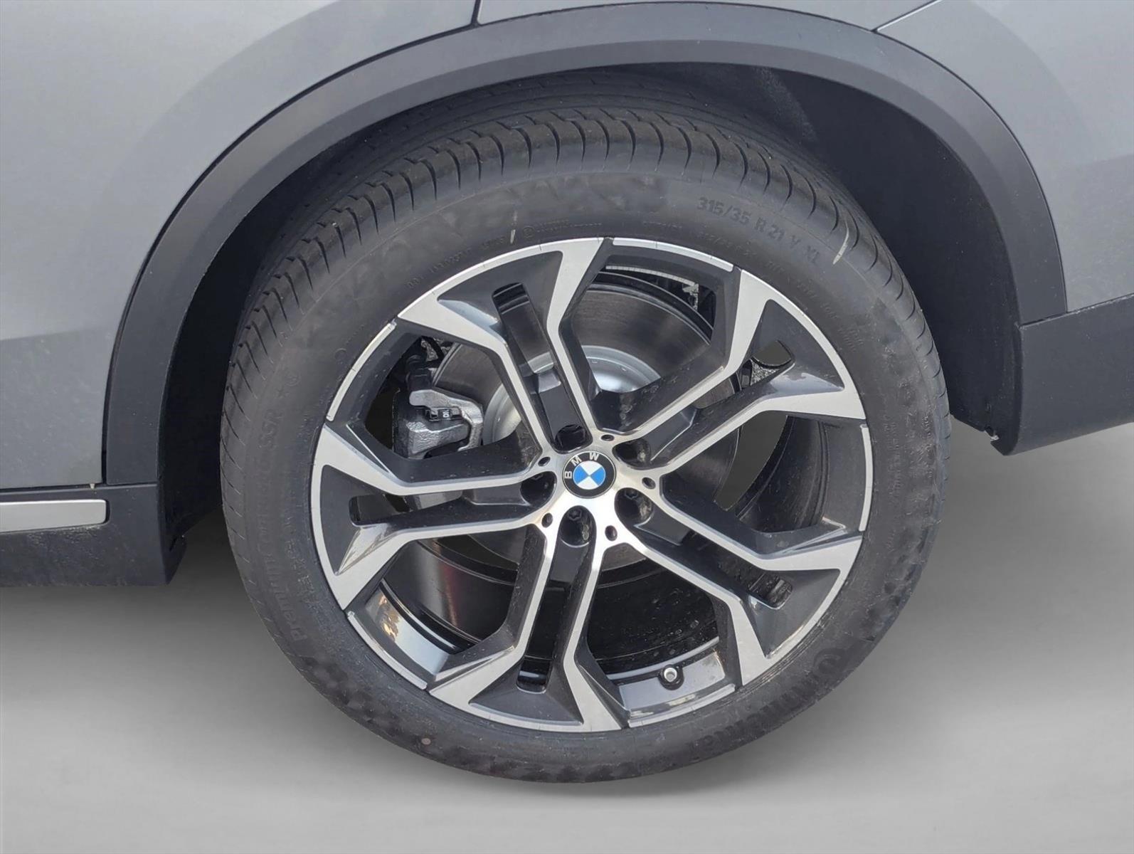 Used 2026 Skyscraper Grey Metallic BMW sDrive40i image 9