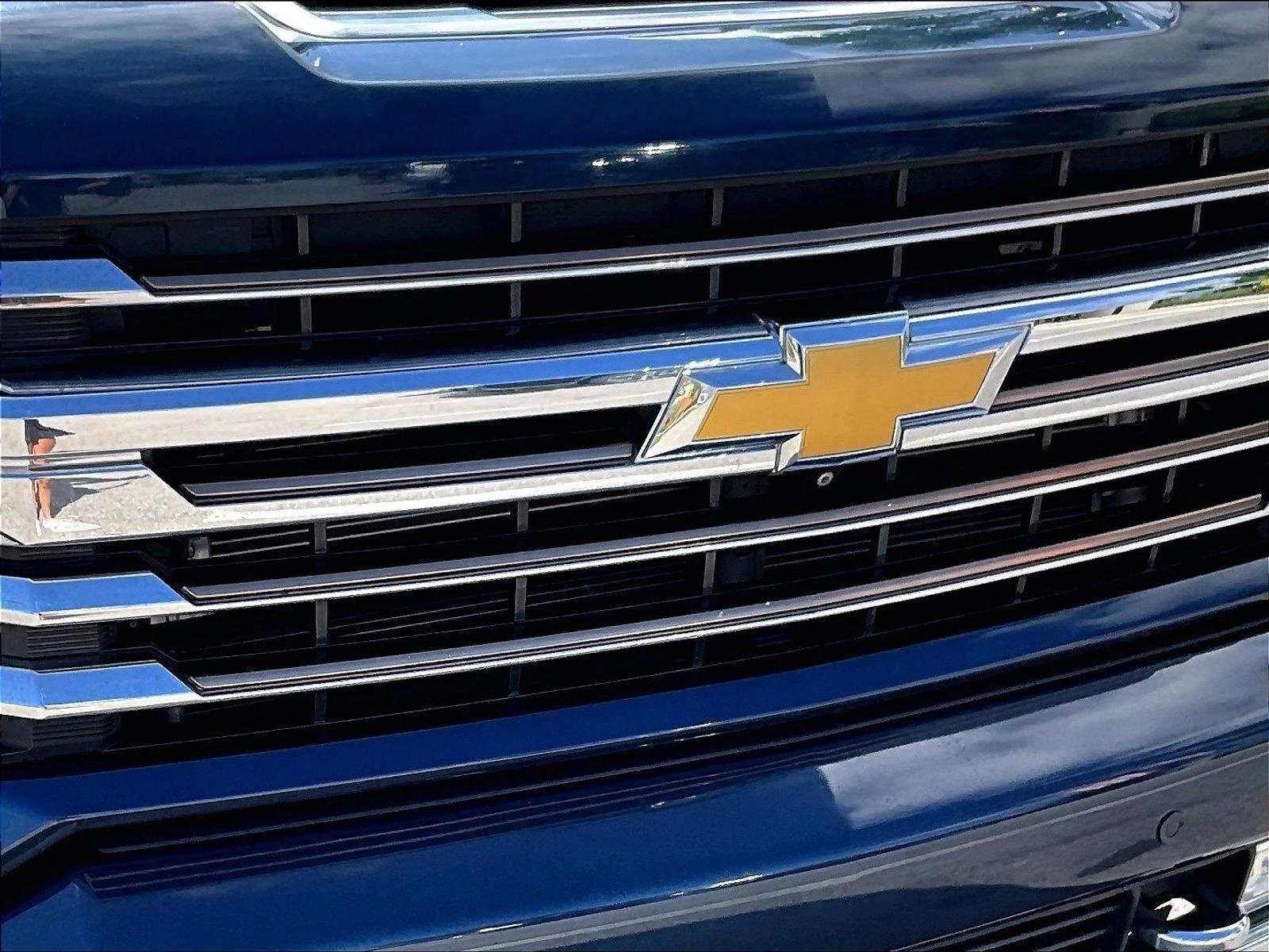 Used 2022 Northsky Blue Metallic Chevrolet High Country image 27