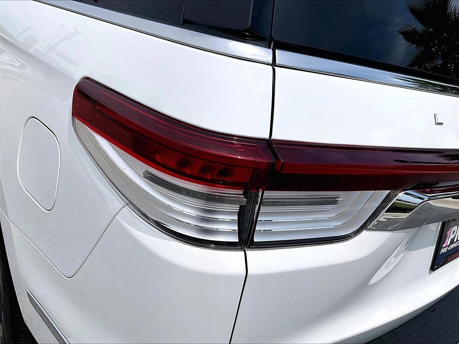 Used 2022 Pristine White Metallic Tri-Coat Lincoln Reserve image 29