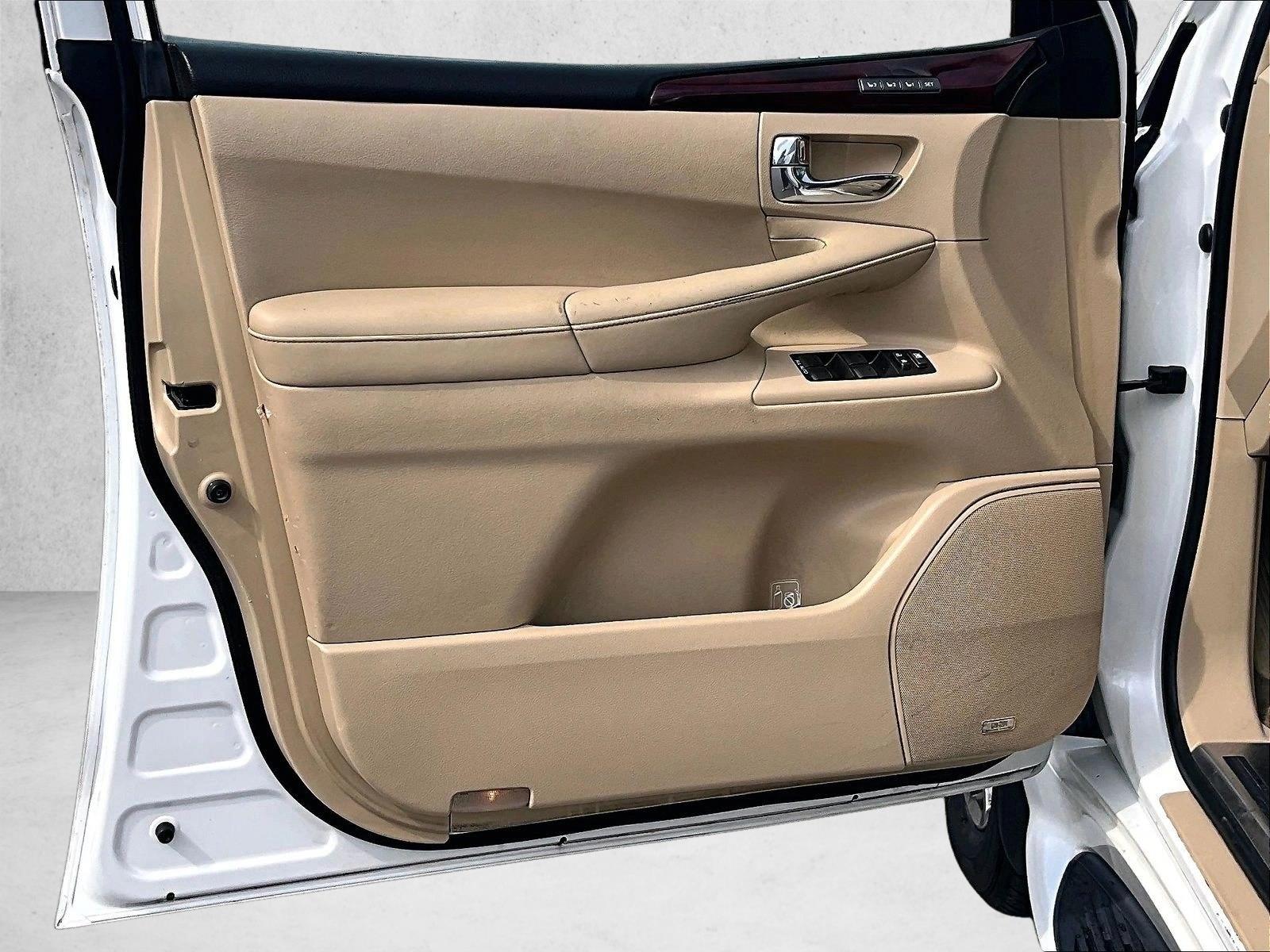 Used 2011 Starfire Pearl Lexus  image 17