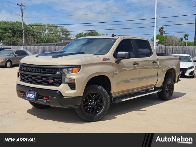 Sand Dune Metallic 2022 Chevrolet Silverado 1500 Custom Trail Boss Crew Cab 4WD Pickup Truck Four-Wheel Drive Automatic
