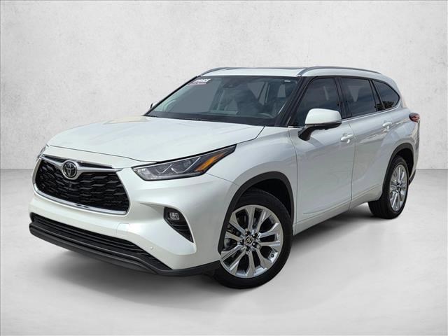 White (Wind Chill Pearl) 2023 Toyota Highlander Limited FWD SUV / Crossover Front-Wheel Drive Automatic
