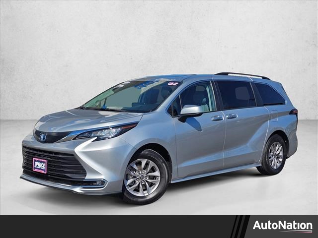 Celestial Silver Metallic 2022 Toyota Sienna XLE 7-Passenger FWD Minivan Front-Wheel Drive Automatic