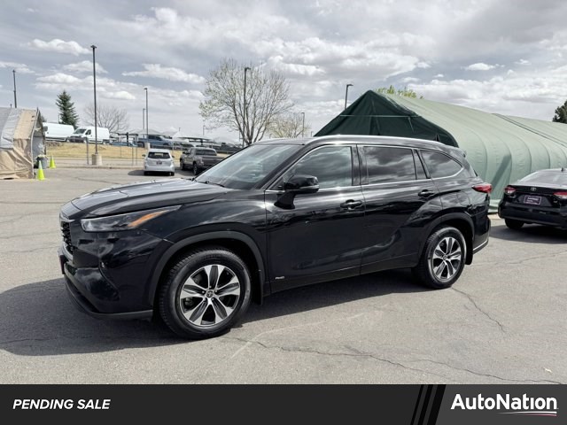 Midnight Black Metallic 2022 Toyota Highlander Hybrid XLE AWD SUV / Crossover All-Wheel Drive Automatic