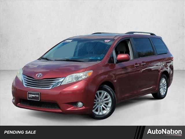 2017 Toyota Sienna XLE 7-Passenger Auto Access Seat FWD