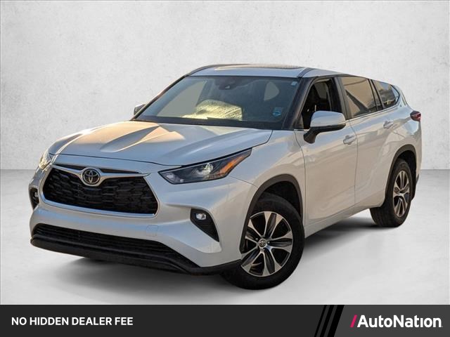White (Wind Chill Pearl) 2024 Toyota Highlander XLE FWD SUV / Crossover Front-Wheel Drive Automatic