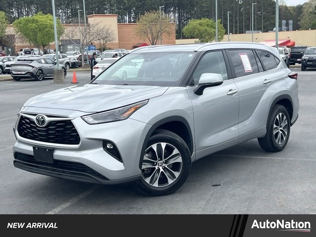 Celestial Silver Metallic 2025 Toyota Highlander XLE FWD SUV / Crossover Front-Wheel Drive Automatic