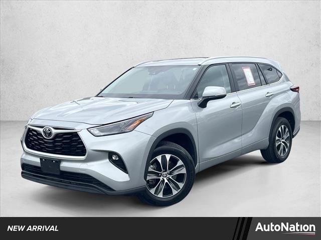 Celestial Silver Metallic 2025 Toyota Highlander XLE FWD SUV / Crossover Front-Wheel Drive Automatic