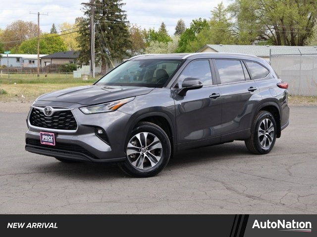 Magnetic Gray Metallic 2023 Toyota Highlander XLE AWD SUV / Crossover All-Wheel Drive Automatic