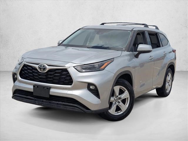 Celestial Silver Metallic 2022 Toyota Highlander LE FWD SUV / Crossover Front-Wheel Drive Automatic